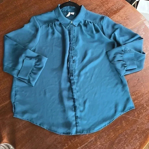 Elle Scalloped Trim Blue Blouse Top Size Medium - Picture 9 of 9